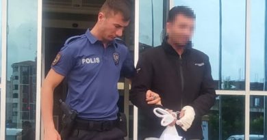 Eğlence mekânında çıkan kavgada 2 kişiyi bıçakladı