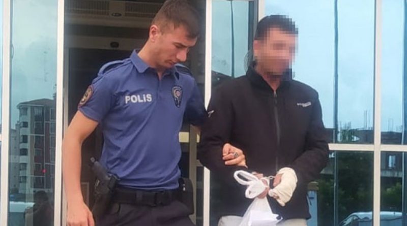 Eğlence mekânında çıkan kavgada 2 kişiyi bıçakladı