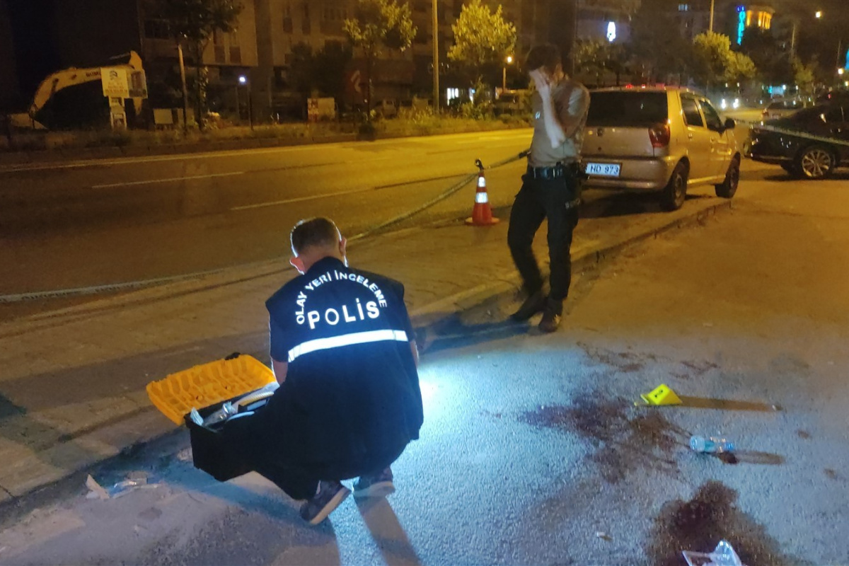 Eğlence merkezine tüfekle ateş açıldı : 1’i polis 6 yaralı