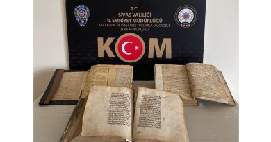 El yazması tarihi eser kitaplar güvenlik güçlerinin gözünden kaçmadı
