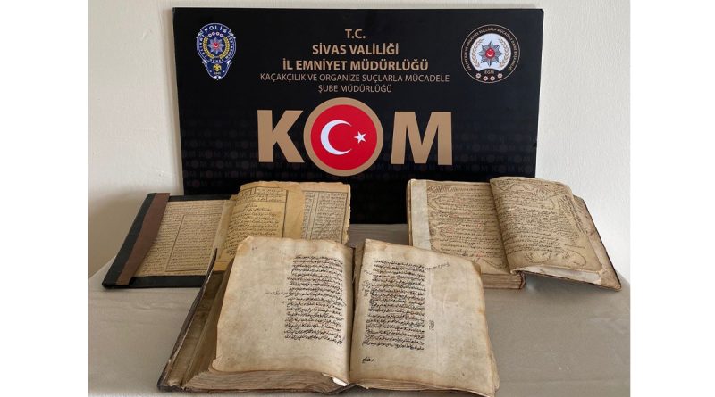 El yazması tarihi eser kitaplar güvenlik güçlerinin gözünden kaçmadı