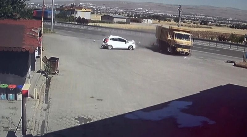 Elazığ’da kamyonun akaryakıt istasyonuna girme anı güvenlik kameralarına yansıdı