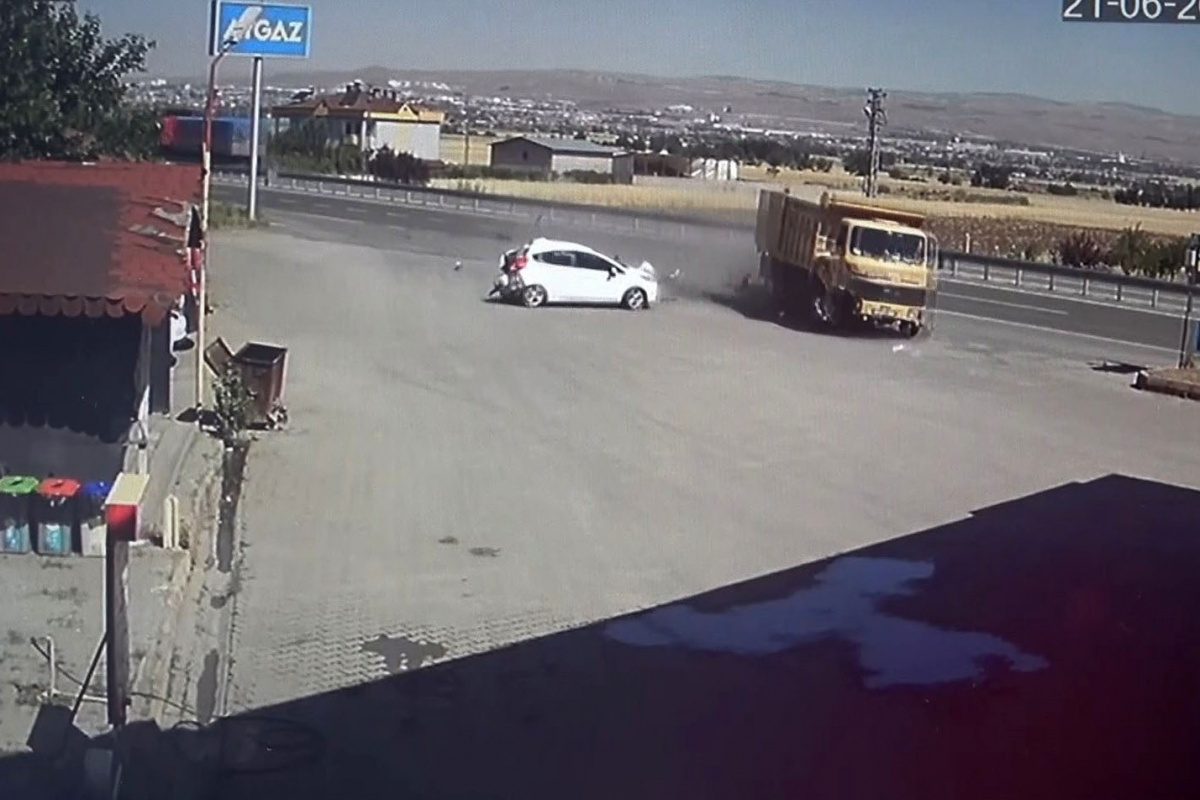 Elazığ’da kamyonun akaryakıt istasyonuna girme anı güvenlik kameralarına yansıdı