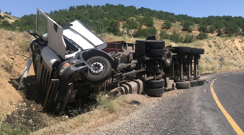 Elazığ’da kömür yüklü kamyon devrildi: 1 yaralı