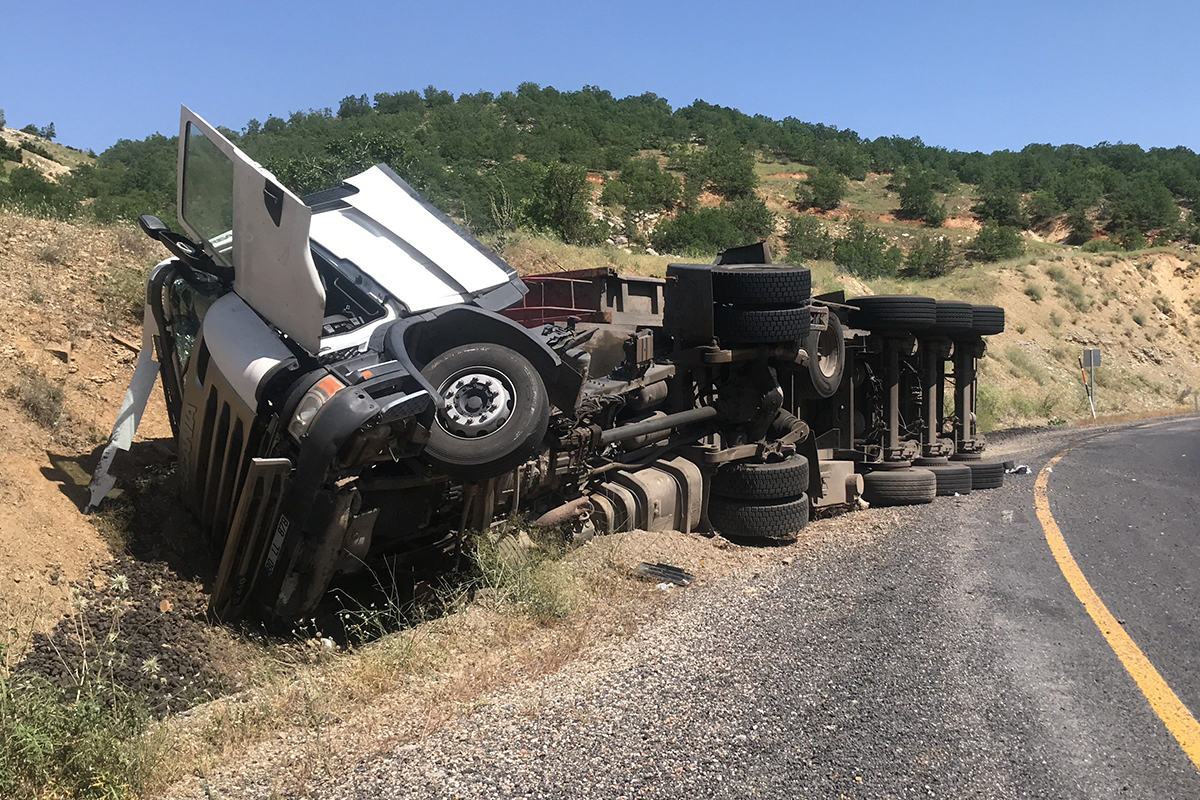 Elazığ’da kömür yüklü kamyon devrildi: 1 yaralı