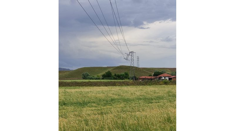 Elektrik direği rüzgara dayanamadı