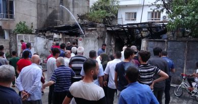 Elektrik tesisatından çıkan yangın evi ve otomobili kül etti