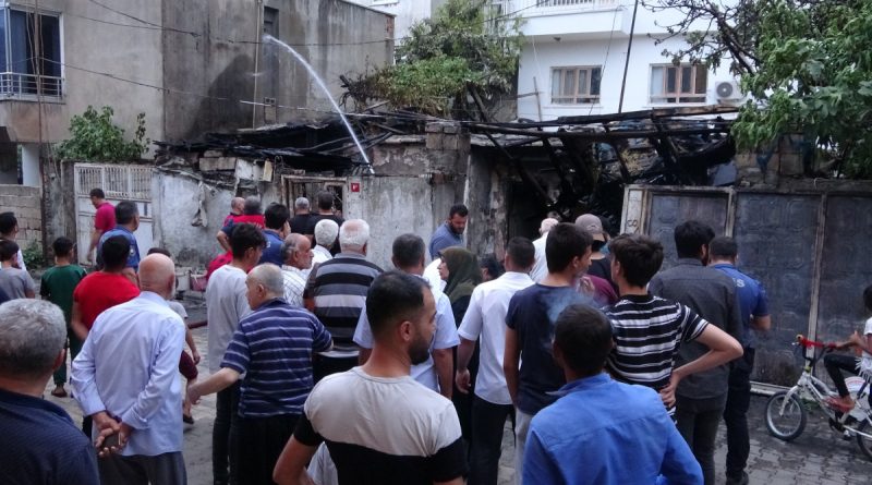 Elektrik tesisatından çıkan yangın evi ve otomobili kül etti