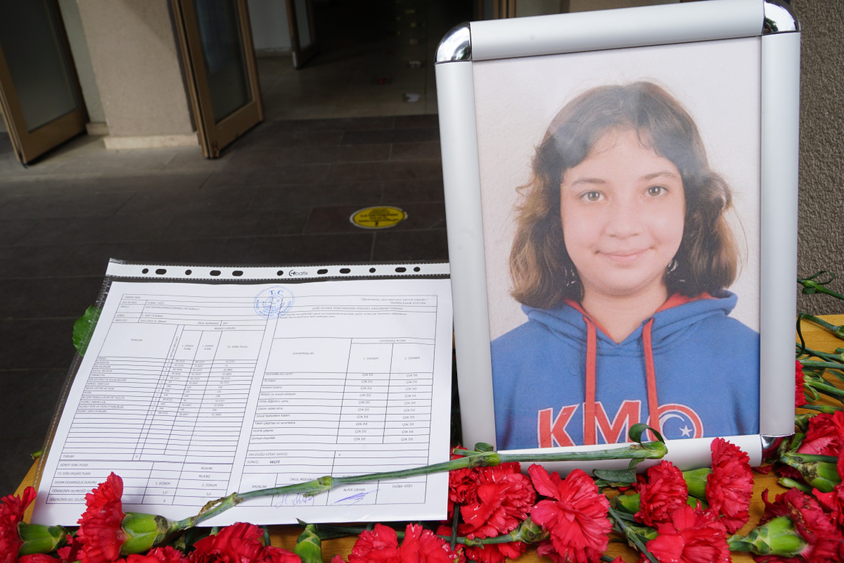 En acı karne töreni: Kazada ölen Tuana için okulunda karne töreni düzenlendi