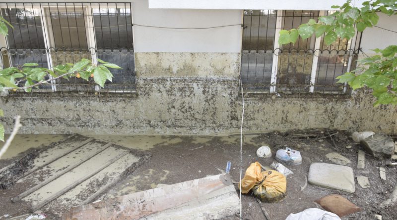 Engelli kadının kaldığı evin duvarındaki iz, sel suyunun yüksekliğini gözler önüne serdi