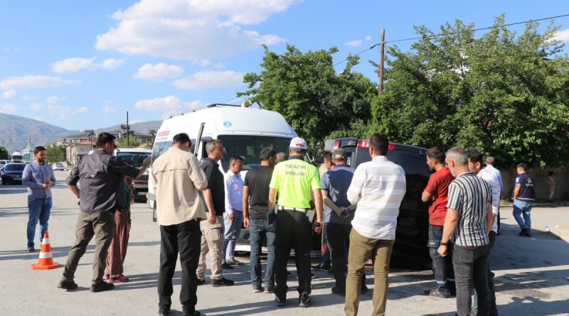 Erzincan’da iki minibüs çarpıştı: 7 yaralı