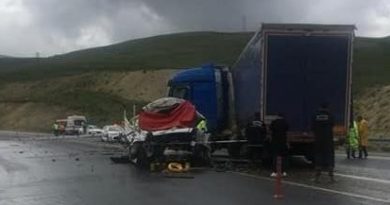 Erzurum’da kamyonet tırla çarpıştı: 2 ölü