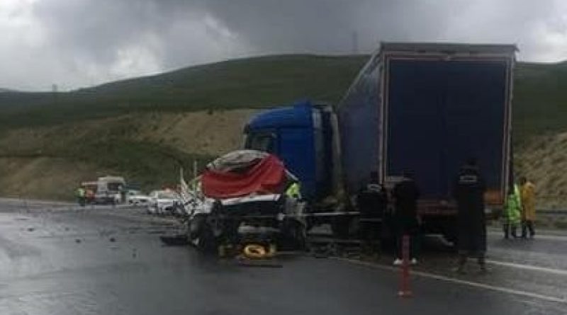 Erzurum’da kamyonet tırla çarpıştı: 2 ölü
