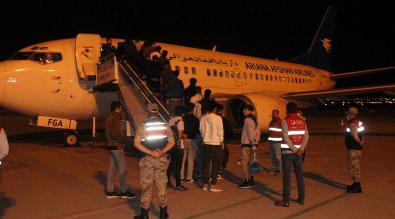 Erzurum’dan 605 Afganistan, 146 Pakistan uyruklu göçmen sınır dışı edildi
