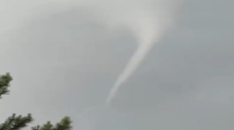 Esenboğa Havalimanı üzerinde hortum oluştu, uçaklar piste inemedi