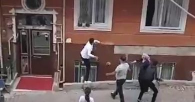 Esenyurt’ta önce dayak yedi, sonra evi taşladı