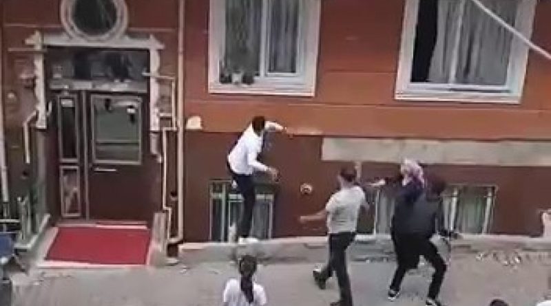 Esenyurt’ta önce dayak yedi, sonra evi taşladı