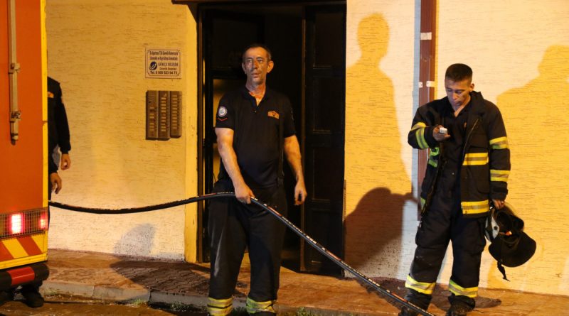 Eşini ve kendini bıçaklayıp evi ateşe verdi