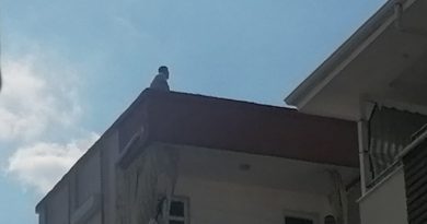 Eşinin uzaklaştırma kararı aldırdığı adam çatıya çıktı