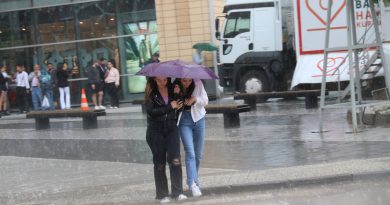 Eskişehir'de sağanak yağış günlük hayatı olumsuz etkiledi
