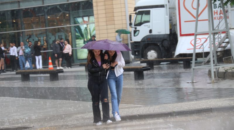 Eskişehir'de sağanak yağış günlük hayatı olumsuz etkiledi