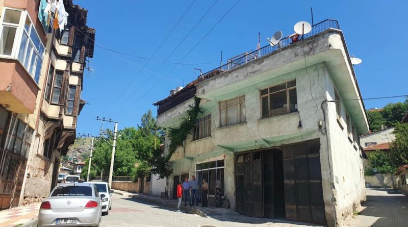 Eşya taşırken buzdolabı yüksek gerilim hattına değdi, bir kişi ağır yaralandı