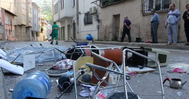Evdeki her şeyi balkondan böyle attı...Kuzeni gelince ikna oldu