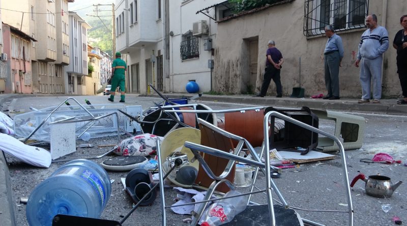 Evdeki her şeyi balkondan böyle attı...Kuzeni gelince ikna oldu