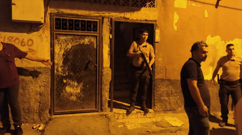 Evin zilini çalıp kurşun yağdırdılar! 1 ölü, 1 yaralı