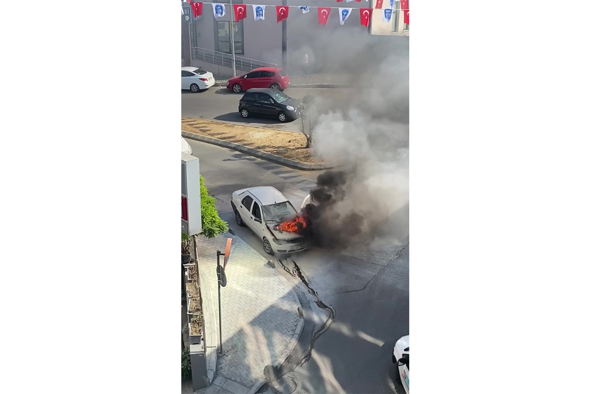 Eyüpsultan’da otomobil alev alev yandı