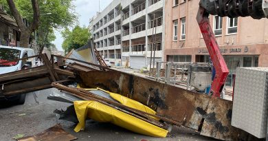 Fatih’te eski İBB ek hizmet binasının yıkımında yola demir parça düştü: 1 yaralı