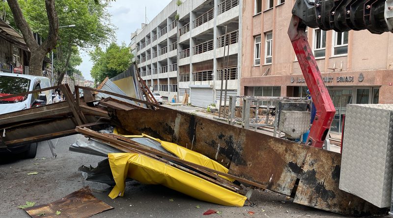 Fatih’te eski İBB ek hizmet binasının yıkımında yola demir parça düştü: 1 yaralı