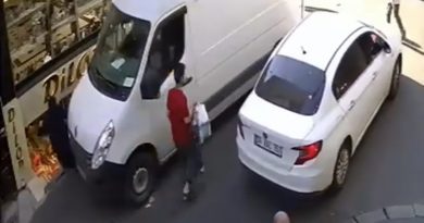 Fatih’te vitrine bakan kadın minibüsün altında kaldı