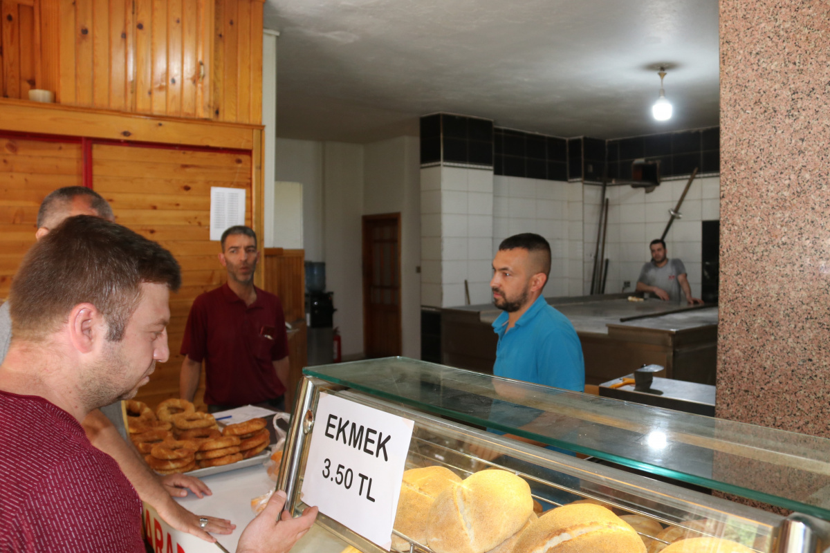 Fırıncılar 4 TL olmasını istiyor, 3 buçuk TL'ye ekmek satan fırınlara ceza yağdı