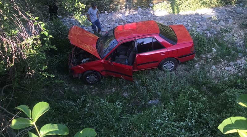 Fren yerine gaza bastı, otomobil çaya uçtu