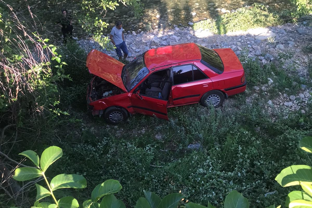 Fren yerine gaza bastı, otomobil çaya uçtu