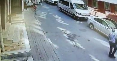 Freni boşalan midibüs duvara çarptı, oyun oynayan çocuk son anda kurtuldu