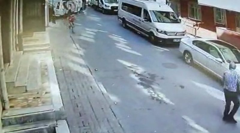 Freni boşalan midibüs duvara çarptı, oyun oynayan çocuk son anda kurtuldu