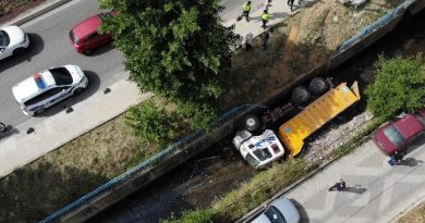 Freni patlayan hafriyat kamyonu dereye uçtu