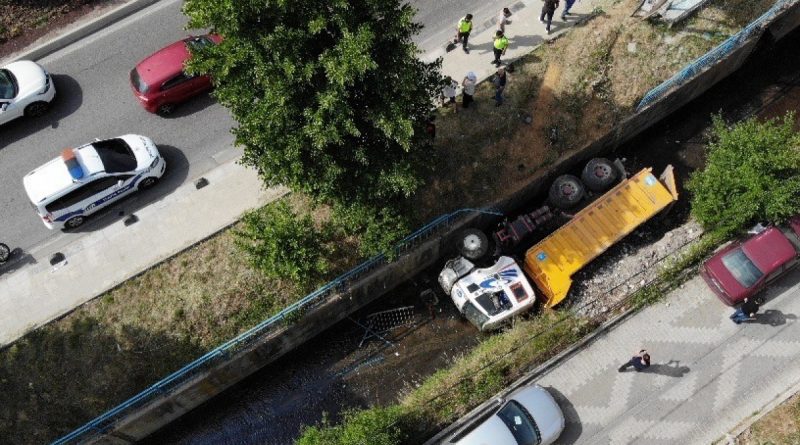 Freni patlayan hafriyat kamyonu dereye uçtu