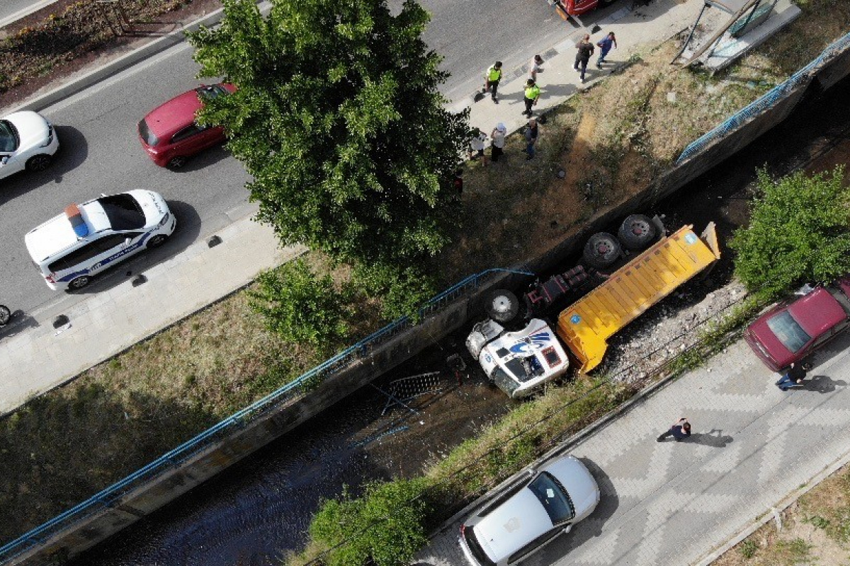 Freni patlayan hafriyat kamyonu dereye uçtu
