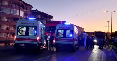 Freni patlayan tır kırmızı ışıkta bekleyen otomobile çarptı: 4 yaralı