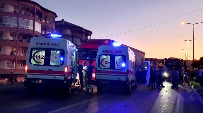 Freni patlayan tır kırmızı ışıkta bekleyen otomobile çarptı: 4 yaralı