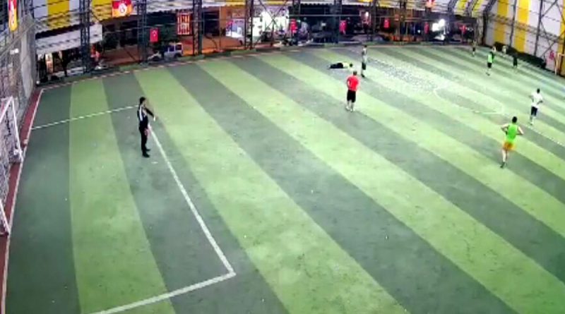 Futbol oynarken kalp krizi geçirdi