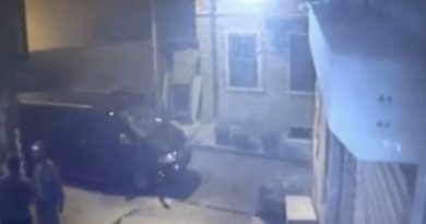 Galata’da akıl almaz kavga kamerada: Alçılı kolla ve falçatayla saldırıp, kulağından ısırdı