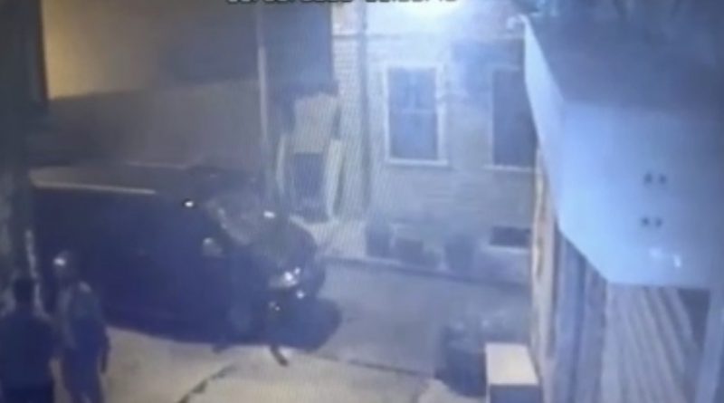 Galata’da akıl almaz kavga kamerada: Alçılı kolla ve falçatayla saldırıp, kulağından ısırdı