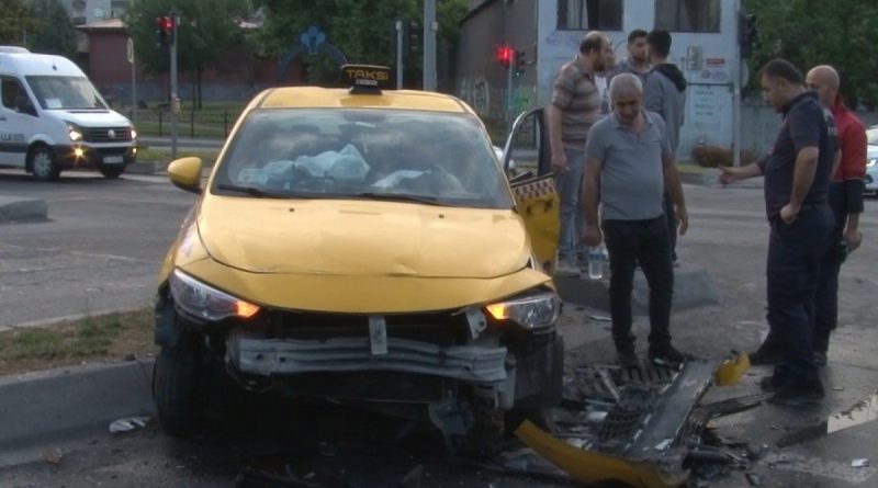 Gaziosmanpaşa'da acele eden taksi ile kamyonet çarpıştı: 3 yaralı