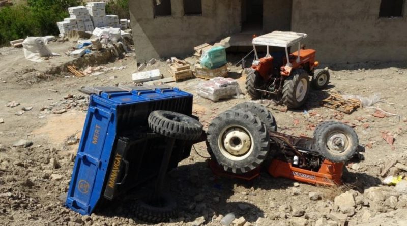 Genç kadını devrilen traktörün altından vatandaşlar kurtardı