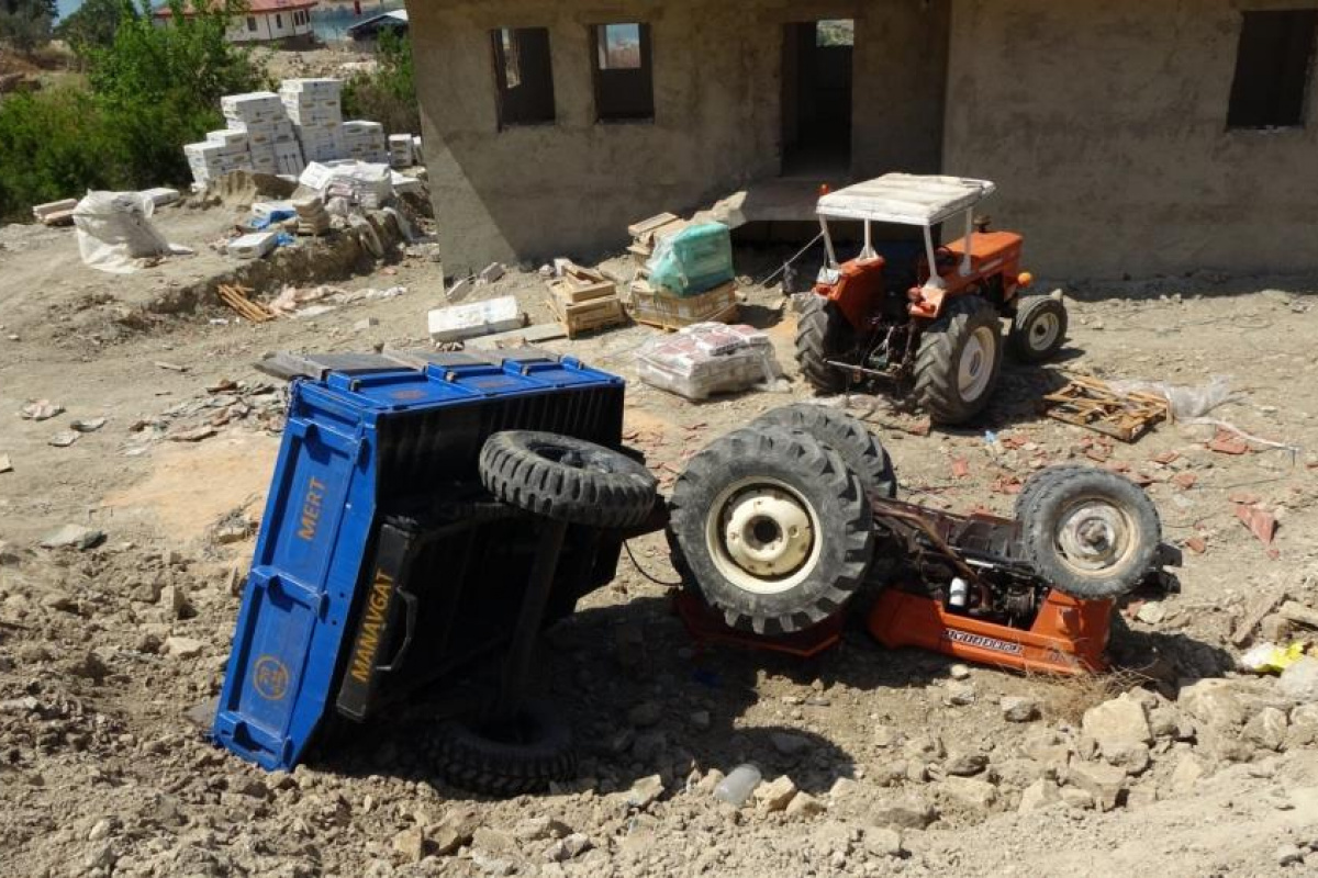 Genç kadını devrilen traktörün altından vatandaşlar kurtardı