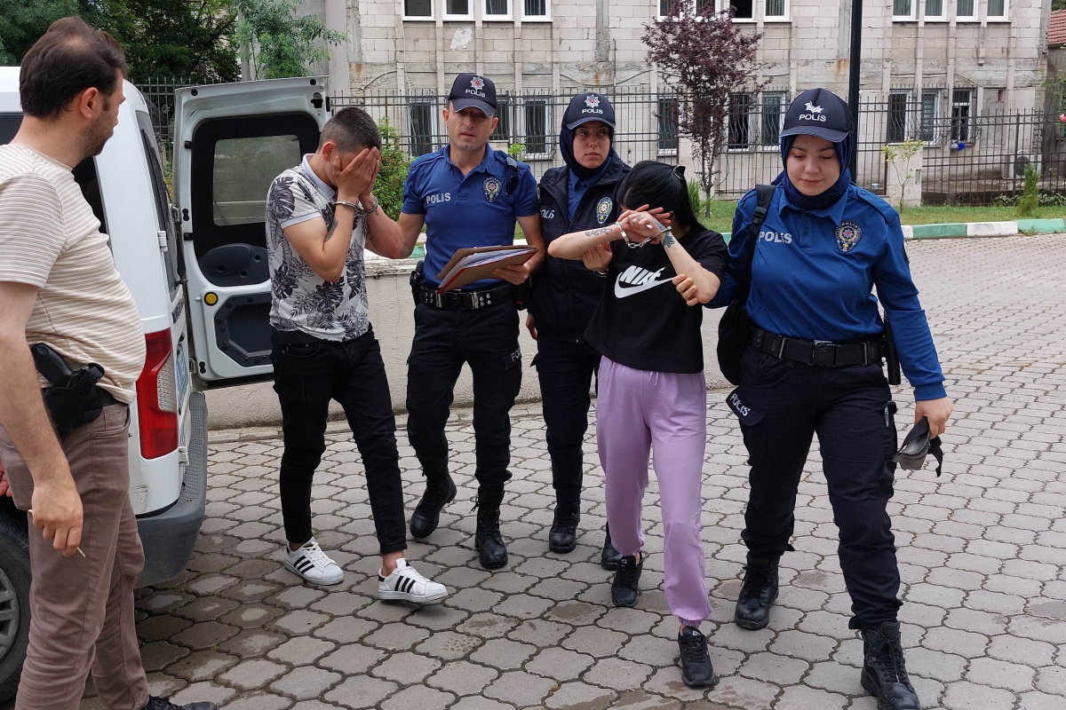 Genç sevgililer biber gazı sıktıkları astsubayın telefonunu gasp ettiler